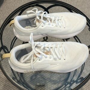 Brooks Revel tennis shoes. Barely worn. Look brand new. Size 9 1/2